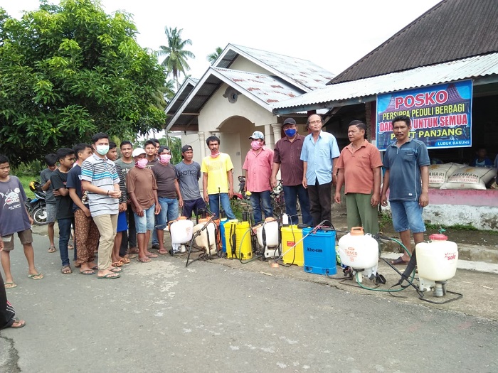 Pemuda Parik Panjang disela penyemprotan disinfektan